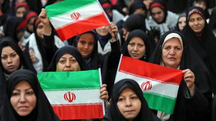 1fev2019---iranianas-seguram-a-bandeira-nacional-do-pais-durante-as-celebracoes-do-40-aniversario-da-revolucao-islamica-1549023307320_v2_900x506